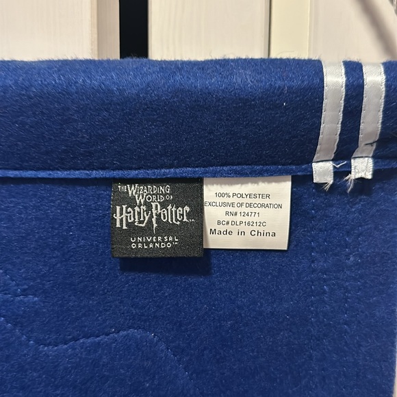 The Wizarding World of Harry Potter Ravenclaw House Banner - Picture 6 of 6